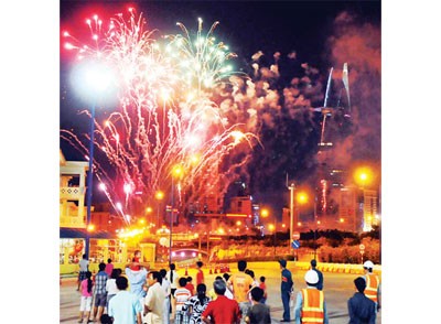 Ho Chi Minh City residents view a fireworks display on April 30 (Photo: SGGP) Ho Chi Minh City residents view a fireworks display on April 30 (Photo: SGGP)